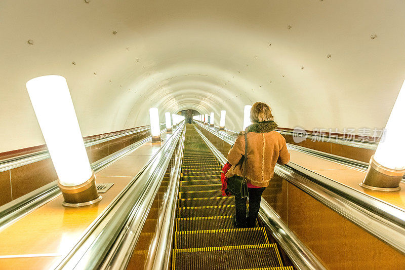 俄罗斯莫斯科，地铁自动扶梯，Lubyanskaya ploshcad，女人，站着，后退，一步